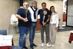 Foto-squadra-Vecchie-Glorie-calcio-Casarsa-e-il-vincitore-classifica-marcatori-con-i-responsabili-dellazienda-Risento-